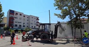 Fier/ Lirimi i hapësirave publike, shembet një objekt në rrugën Kastriot Muço (Video)