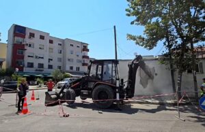 Fier/ Lirimi i hapësirave publike, shembet një objekt në rrugën Kastriot Muço (Video)