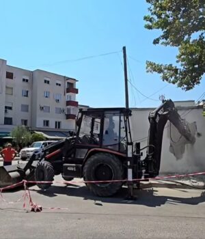 Fier/ Lirimi i hapësirave publike, shembet një objekt në rrugën Kastriot Muço (Video)