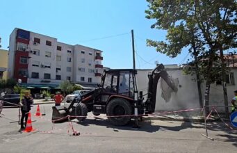 Fier/ Lirimi i hapësirave publike, shembet një objekt në rrugën Kastriot Muço (Video)