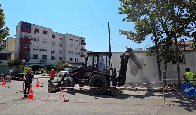 Fier/ Lirimi i hapësirave publike, shembet një objekt në rrugën Kastriot Muço (Video)
