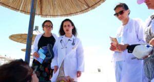 Qendra Shëndetësore Verore në plazhin e Darëzezës, ekipi mjekësor në gatishmëri për pushuesit (Video)