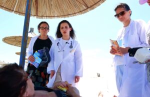 Qendra Shëndetësore Verore në plazhin e Darëzezës, ekipi mjekësor në gatishmëri për pushuesit (Video)