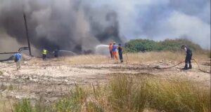 Zjarri në Drenovë! Përkeqësohet situata, flakët shumë pranë puseve të naftës