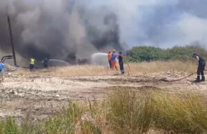 Zjarri në Drenovë! Përkeqësohet situata, flakët shumë pranë puseve të naftës