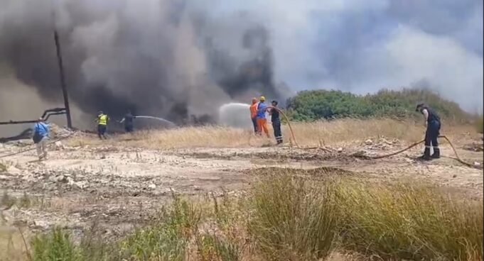 Zjarri në Drenovë! Përkeqësohet situata, flakët shumë pranë puseve të naftës