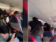 Video/ Momente paniku në ajër, 23-vjeçari shqiptar konfliktohet me stjuardesën dhe tenton të hap derën e emergjencës