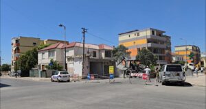 Zgjerimi i trotuareve dhe rrugës, prishen 3 objekte te “Kryqëzimi i Grecallisë” në Fier