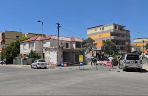 Zgjerimi i trotuareve dhe rrugës, prishen 3 objekte te “Kryqëzimi i Grecallisë” në Fier