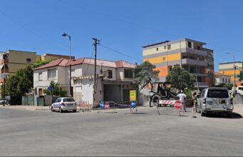 Zgjerimi i trotuareve dhe rrugës, prishen 3 objekte te “Kryqëzimi i Grecallisë” në Fier