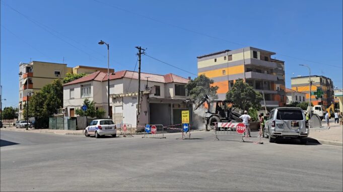 Zgjerimi i trotuareve dhe rrugës, prishen 3 objekte te “Kryqëzimi i Grecallisë” në Fier