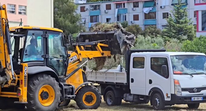 Vijon aksioni për lirimin e hapësirave publike në Fier, prishen mure dhe struktura metalike në lagjen ‘8 Shkurti’ (Video)