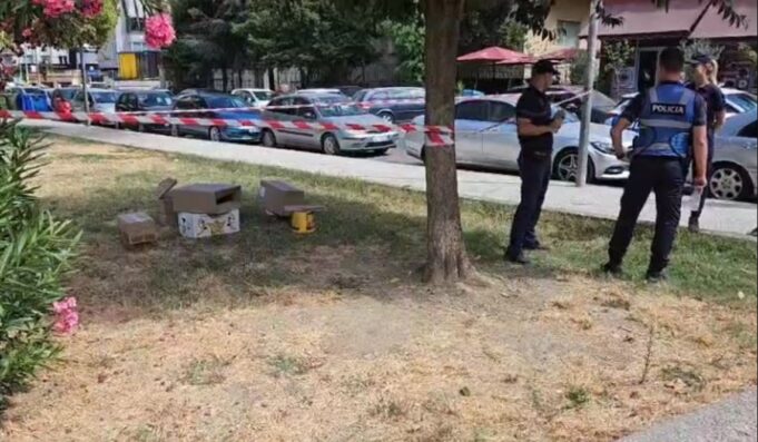 Loja e dominos për pak sa nuk kthehet në tragjedi, të moshuarit përplasen me thika, njëri dërgohet në spital
