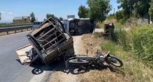 ‘Benz-i’ përplas triçiklin në rrugën Lushnjë-Fier, 2 persona të plagosur! Shkak dyshohet parakalimi i gabuar