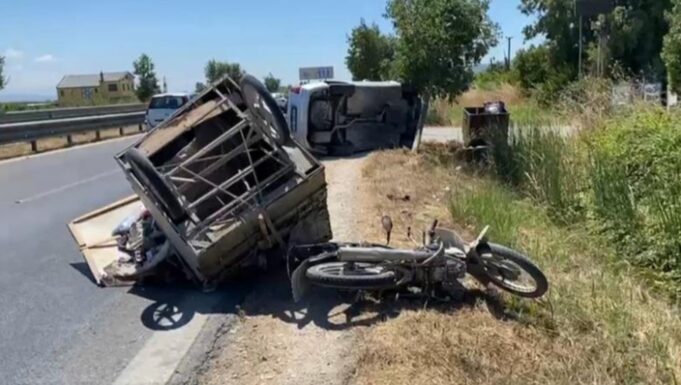 ‘Benz-i’ përplas triçiklin në rrugën Lushnjë-Fier, 2 persona të plagosur! Shkak dyshohet parakalimi i gabuar