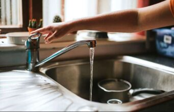 Qeveria miraton subvencione për ujësjellësin, ja sa përfitojnë familjet në nevojë dhe si funksionon skema