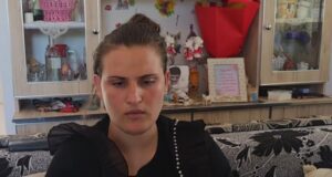 “Motra më tha është rrëzuar në banjë”, vrasja në Patos, vajza e viktimës: Flisja gjithmonë në telefon, të tre punonin (Video)