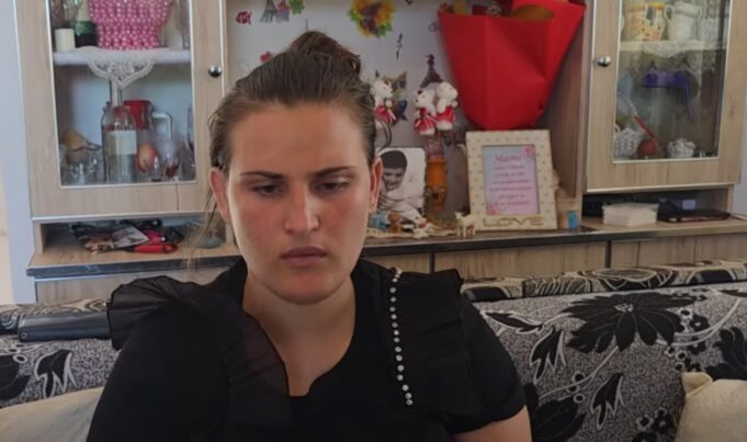 “Motra më tha është rrëzuar në banjë”, vrasja në Patos, vajza e viktimës: Flisja gjithmonë në telefon, të tre punonin (Video)