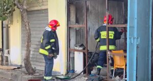 Shpërthen bombola e gazit në një banesë në Fier, banorët dhe zjarrfikësja neutralizojnë flakët