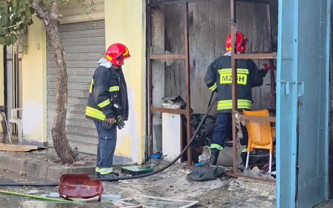 Shpërthen bombola e gazit në një banesë në Fier, banorët dhe zjarrfikësja neutralizojnë flakët