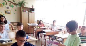 Nis shpërndarja e librave falas për 236 mijë nxënës, Manastirliu: Mbështetje direkte për familjet