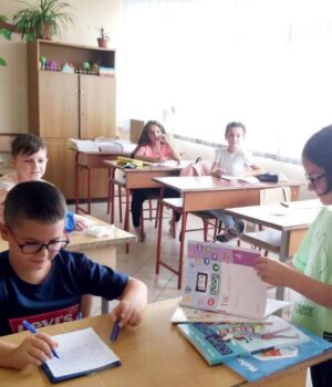 Nis shpërndarja e librave falas për 236 mijë nxënës, Manastirliu: Mbështetje direkte për familjet