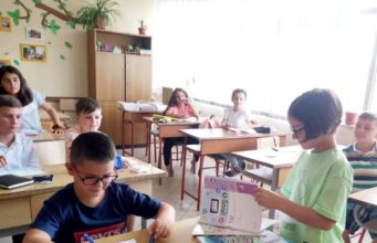 Nis shpërndarja e librave falas për 236 mijë nxënës, Manastirliu: Mbështetje direkte për familjet