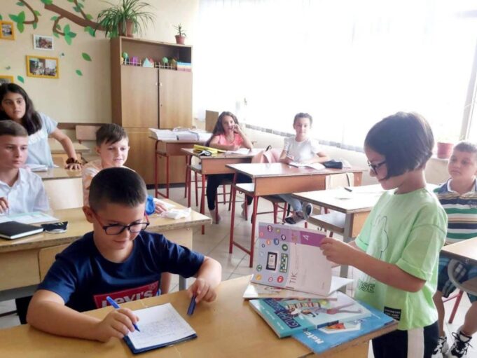 Nis shpërndarja e librave falas për 236 mijë nxënës, Manastirliu: Mbështetje direkte për familjet