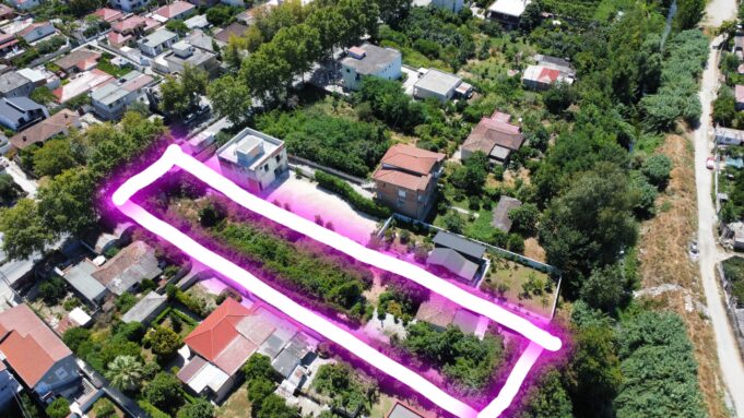 Super Okazion! Shitet shtëpi plus tokë buzë rrugës kryesore në lagjjen “Sheq i Madh” (Foto)