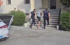 Përndoqi një 30-vjeçare dhe ushtroi dhunë fizike ndaj saj, vihet në pranga 38-vjeçari