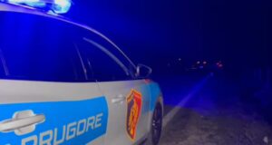Dy të rinj grabisin karburantin me automjet të vjedhur, hapin zjarr ndaj policisë, uniformat blu i kundërpërgjigjen, një i plagosur