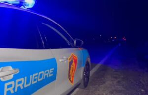 Dy të rinj grabisin karburantin me automjet të vjedhur, hapin zjarr ndaj policisë, uniformat blu i kundërpërgjigjen, një i plagosur