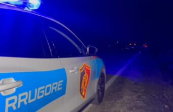 Dy të rinj grabisin karburantin me automjet të vjedhur, hapin zjarr ndaj policisë, uniformat blu i kundërpërgjigjen, një i plagosur