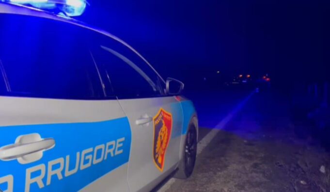 Dy të rinj grabisin karburantin me automjet të vjedhur, hapin zjarr ndaj policisë, uniformat blu i kundërpërgjigjen, një i plagosur