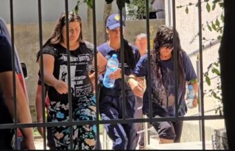 E veshën me kostum dhe këmishë për të kryer ritet mortore! Prokuroria ngre akuzat ndaj vajzës, mikut të saj dhe nënës