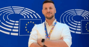 Historia e ish-punonjësit shqiptar të trenit, që sot punon në Parlamentin Europian