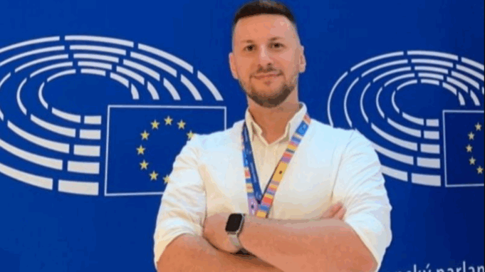 Historia e ish-punonjësit shqiptar të trenit, që sot punon në Parlamentin Europian