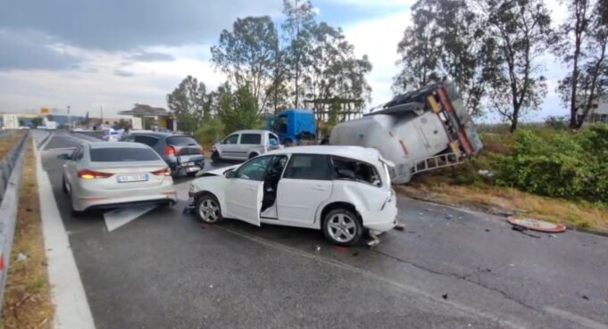 Video/ Aksident i shumëfishtë në autostradën Fier- Lushnjë, disa mjete përplasen mes tyre, 2 të plagosur