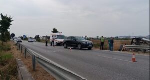 Aksident në Lushnjë, ‘Audi’ nxjerr jashtë rruge minifurgonin, një person i plagosur!
