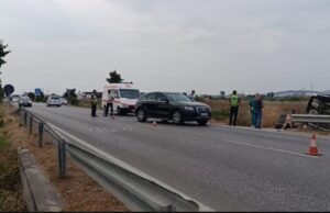 Aksident në Lushnjë, ‘Audi’ nxjerr jashtë rruge minifurgonin, një person i plagosur!