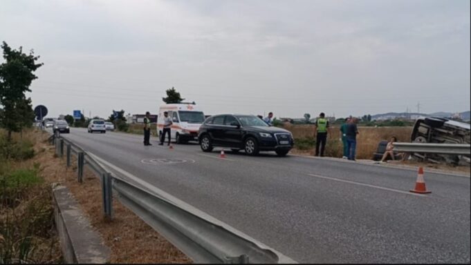 Aksident në Lushnjë, ‘Audi’ nxjerr jashtë rruge minifurgonin, një person i plagosur!