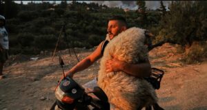 U fotografua me delen në krahë, emigranti shqiptar kthehet në hero në Greqi