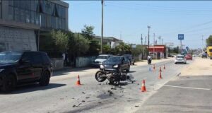 Makina përplaset me motorin në rrugën Fier-Patos, plagosen dy drejtuesit dhe pasagjerja!