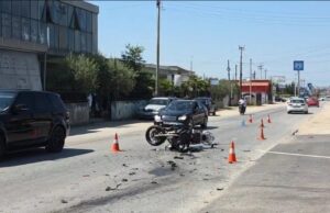 Makina përplaset me motorin në rrugën Fier-Patos, plagosen dy drejtuesit dhe pasagjerja!