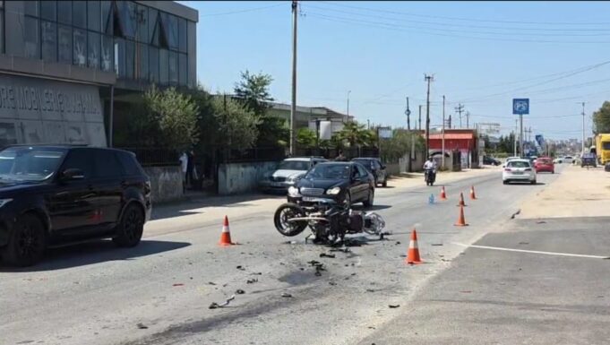 Makina përplaset me motorin në rrugën Fier-Patos, plagosen dy drejtuesit dhe pasagjerja!