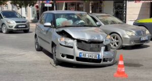 Përplasen dy automjete në Fier, lëndohet një fëmijë! Shoferët konfliktohen fizikisht me njëri-tjetrin