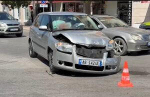 Përplasen dy automjete në Fier, lëndohet një fëmijë! Shoferët konfliktohen fizikisht me njëri-tjetrin