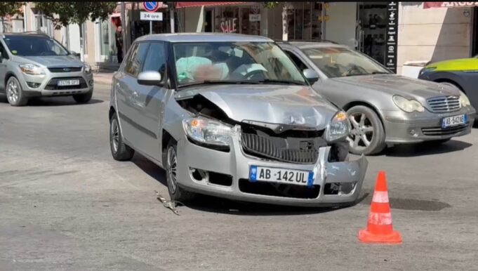 Përplasen dy automjete në Fier, lëndohet një fëmijë! Shoferët konfliktohen fizikisht me njëri-tjetrin