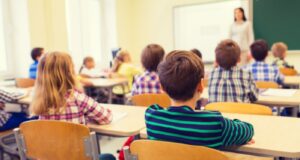 Miratohet udhëzimi i ri shkollor: Tekste falas, celularët jashtë klasave dhe asnjë tolerancë për bullizmin!