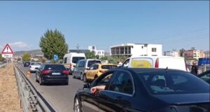 Përplasen pesë automjete në autostradën Fier-Lushnjë, raportohen dëme materiale